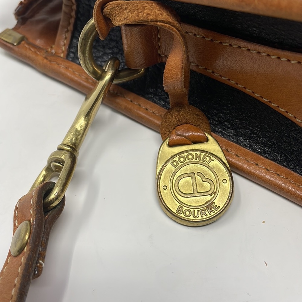 Vintage Dooney & Bourke Leather Crossbody🖤 - Picture 11 of 16